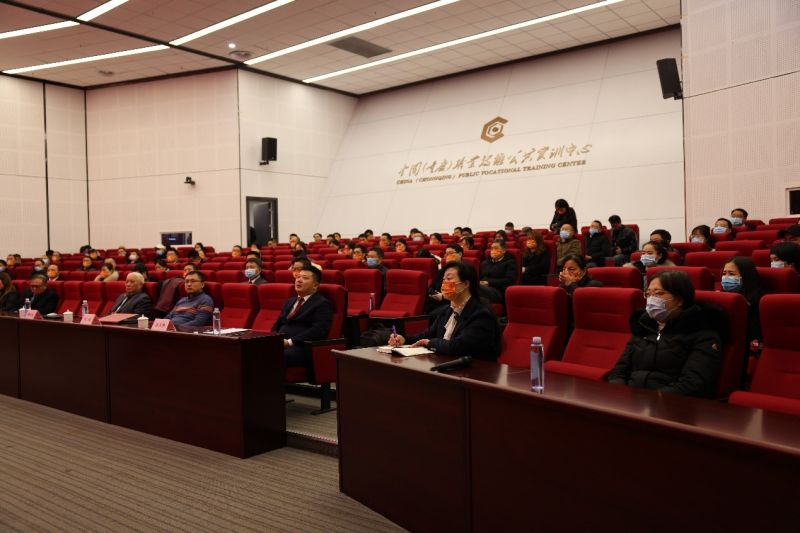 論壇現場，參會人員認真聆聽專家發言.jpg